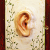 <b>Les murs ont des oreilles</b><br/>Plâtre et acrylique sur objet récupéré<br/>Octobre 2011